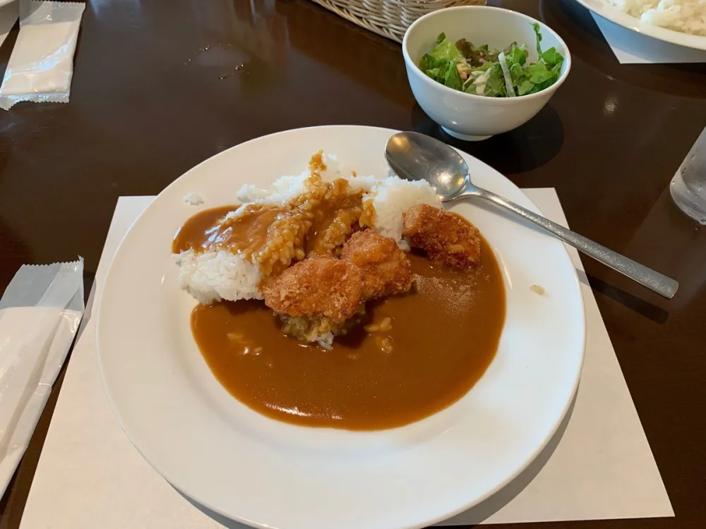 カレーライスとサラダ
