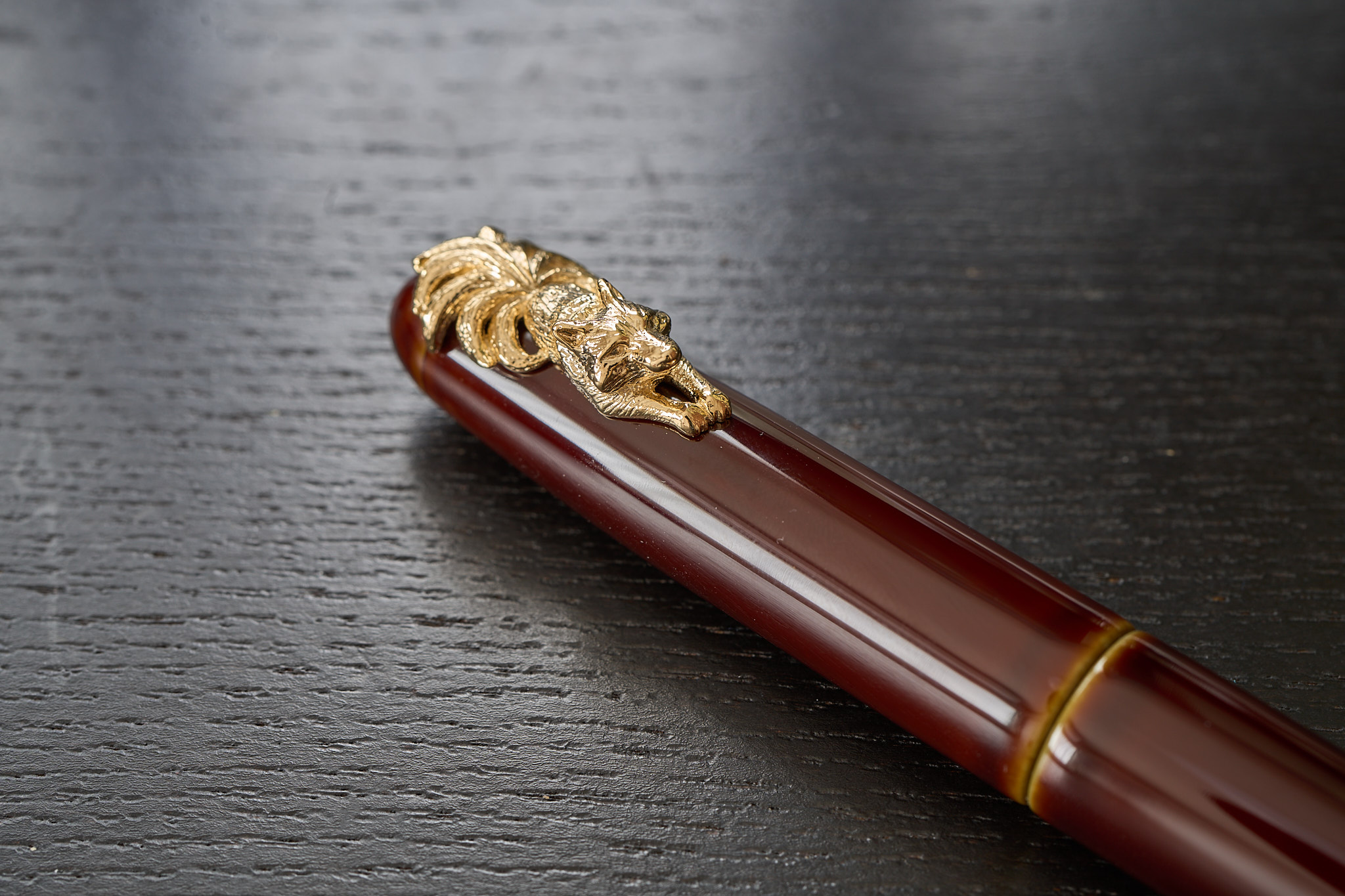 廻り止めとして付けてもらった九尾の狐を斜めから